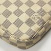 Louis Vuitton pochette-accessoires en toile damier azur et cuir naturel - Detail D4 thumbnail