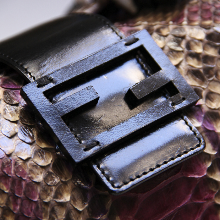 Bolso de mano Fendi en piel de pitón violeta y beige y charol negro - Detail D4