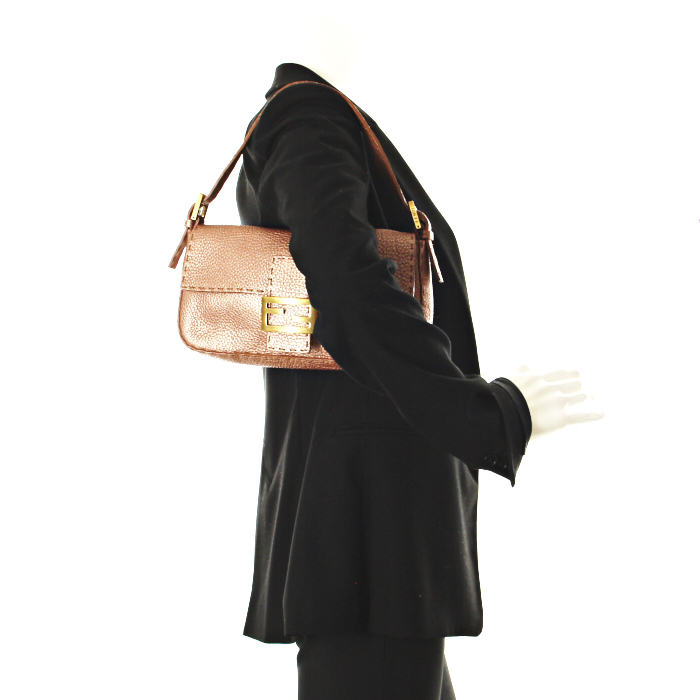 Fendi Baguette in pink metallic leather - Detail D1