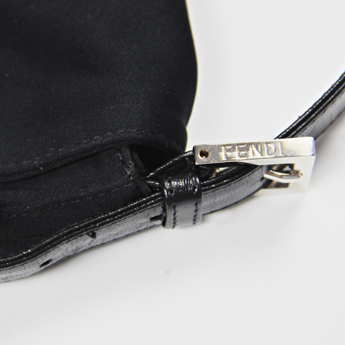 Fendi sac Baguette en toile et cuir noir - Detail D5
