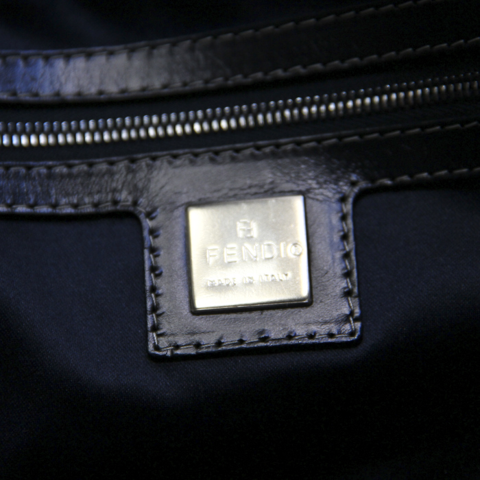 Bolso de mano Fendi en lona Monogram y cuero azul - Detail D3