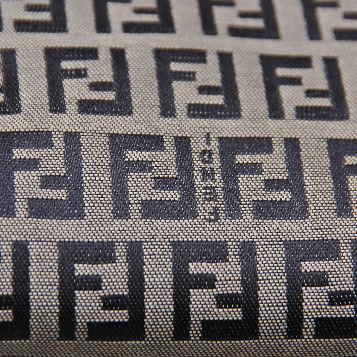 Bolso de mano Fendi en lona Monogram y cuero azul - Detail D4