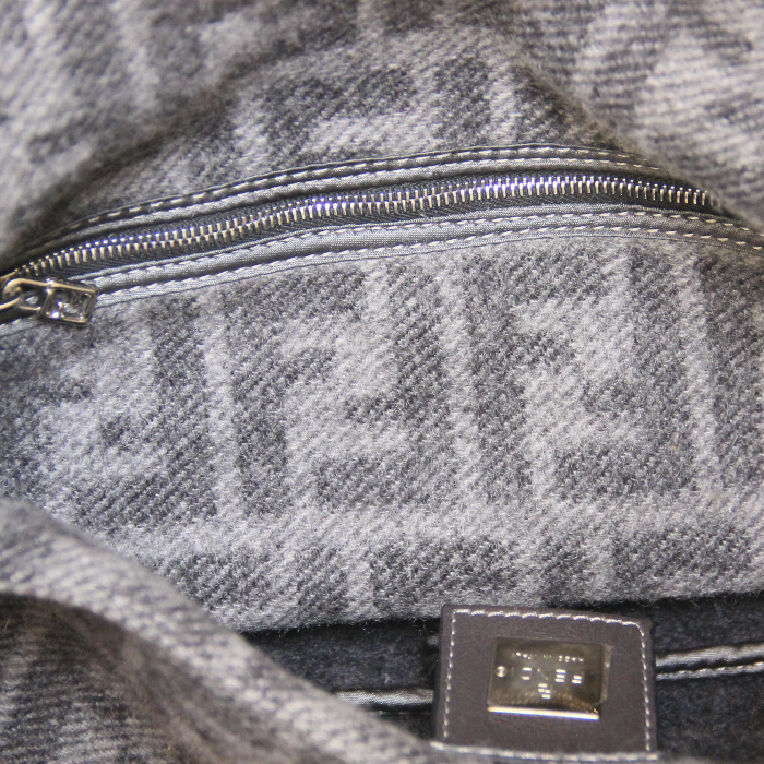 Fendi Baguette en tweed monogram gris - Detail D2