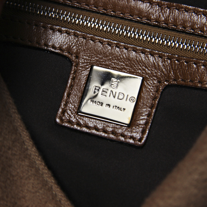 Sac à main Fendi Baguette en toile beige et cuir marron - Detail D3