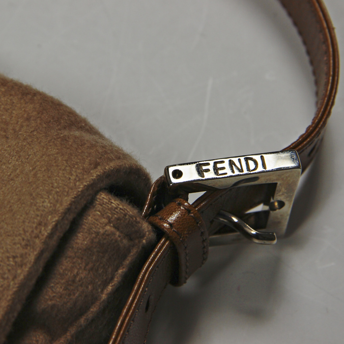 Sac à main Fendi Baguette en toile beige et cuir marron - Detail D5