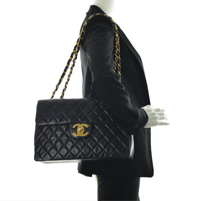 Chanel Timeless Maxi Jumbo en cuir matelassé noir  - Detail D1