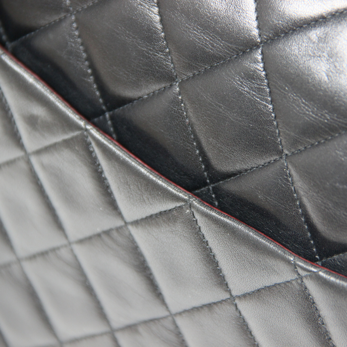 Chanel Timeless Maxi Jumbo en cuir matelassé noir  - Detail D5