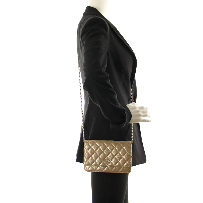 Chanel O-mini in gold quilted leather - Detail D1