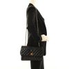 Chanel Vintage en cuero acolchado negro - Detail D1 thumbnail