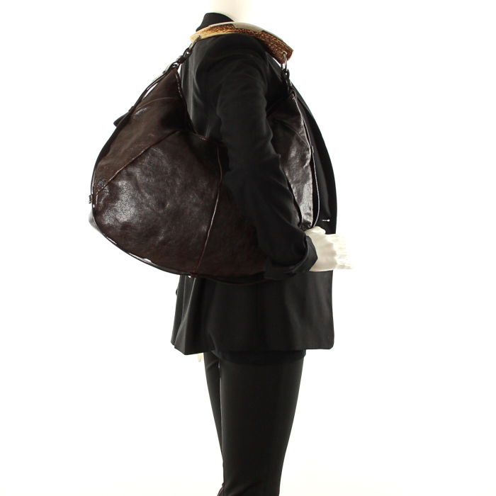 Yves Saint-Laurent Mombasa medium size in marron leather - Detail D1