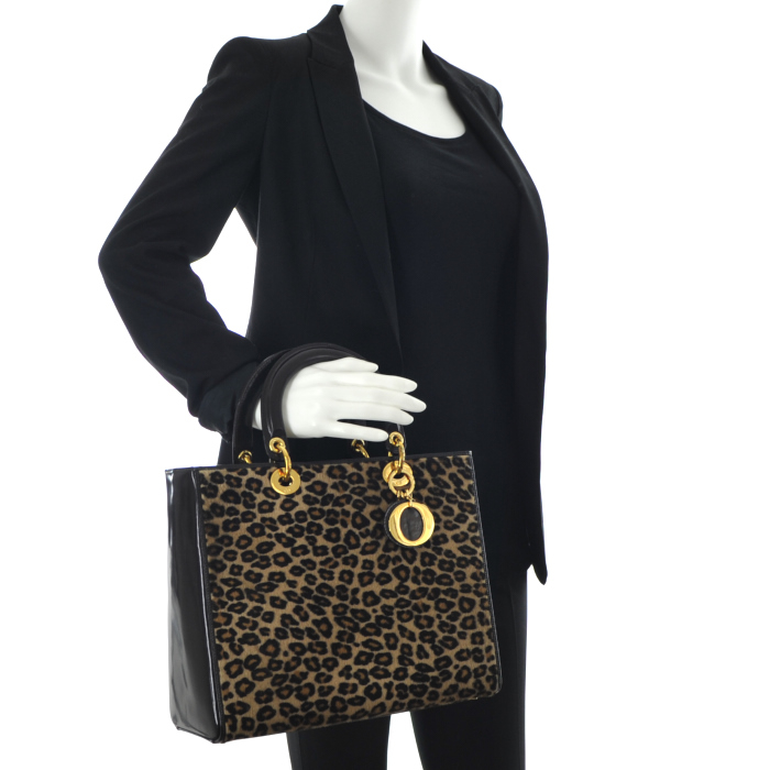 Christian Dior Lady Dior large model in leopard foal and brown patent leather - Detail D1
