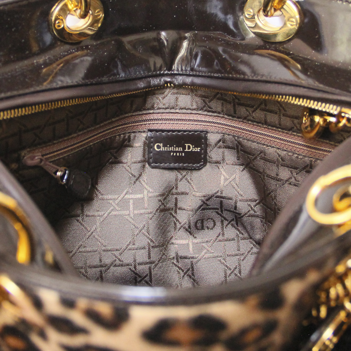 Christian Dior Lady Dior grand modèle en poulain imprimé léopard et cuir vernis marron - Detail D4
