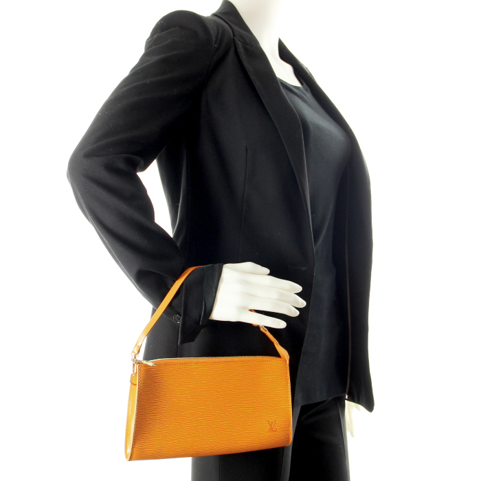 Louis Vuitton clutch bag in orange epi leather  - Detail D1