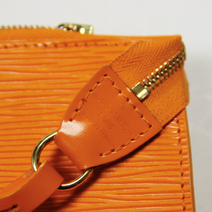 Louis Vuitton clutch bag in orange epi leather  - Detail D2