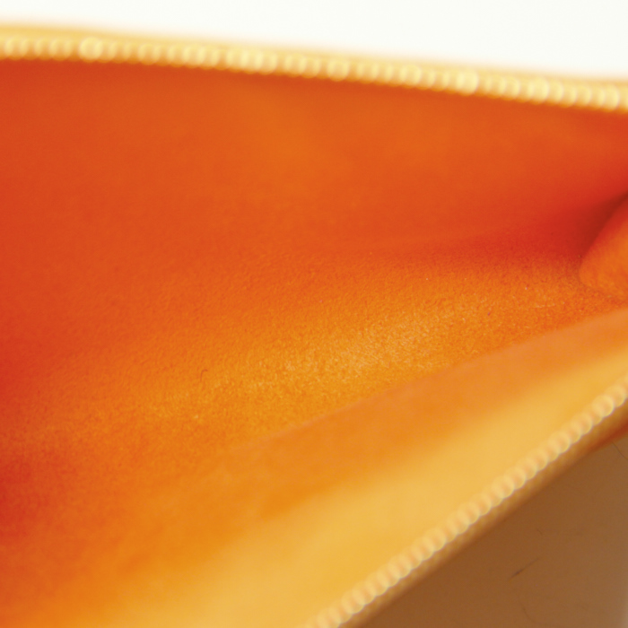 Louis Vuitton clutch bag in orange epi leather  - Detail D3