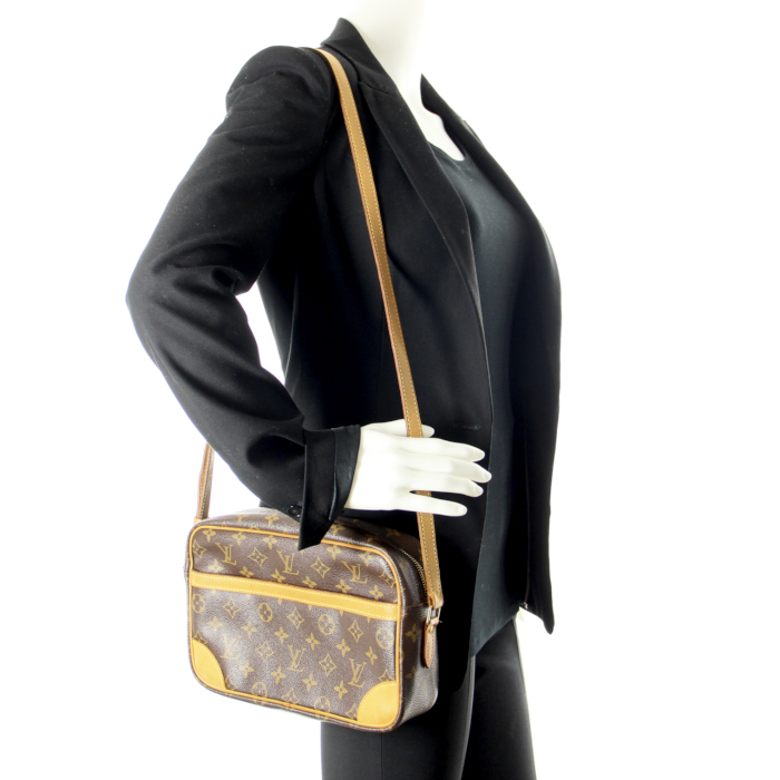 Louis Vuitton Trocadero en toile monogram et cuir naturel - Detail D1