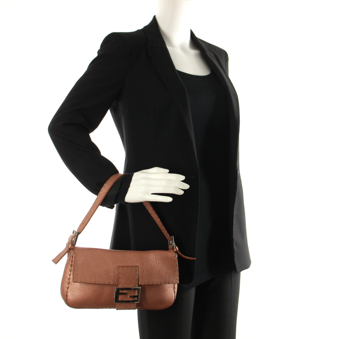 Fendi baguette in light pink leather - Detail D1