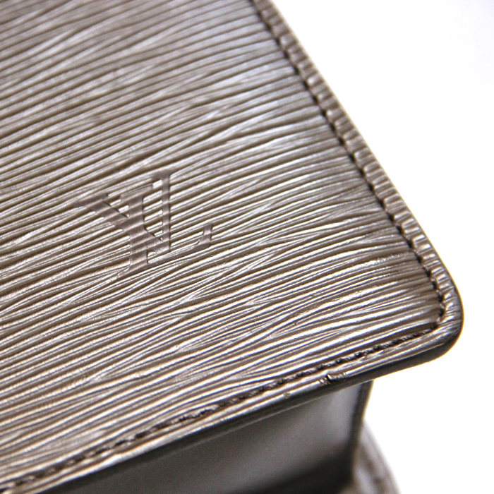  Louis Vuitton Sac Plat en cuir épi taupe  - Detail D4