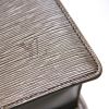  Louis Vuitton Sac Plat en cuir épi taupe  - Detail D4 thumbnail