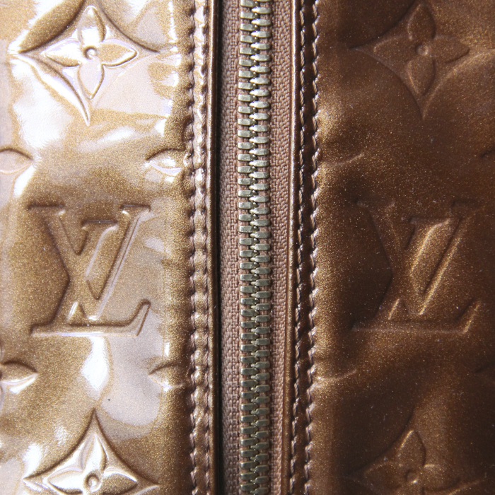 Louis Vuitton Thompson square en cuir vernis monogram bronze   - Detail D3