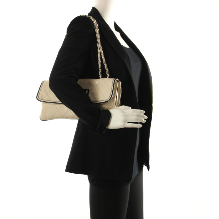 Sac à main Chanel Croisiére en cuir matelassé blanc-cassé et jonc noir - Detail D1