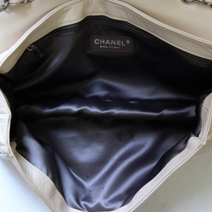 Sac à main Chanel Croisiére en cuir matelassé blanc-cassé et jonc noir - Detail D3