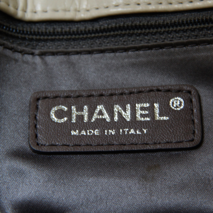 Sac à main Chanel Croisiére en cuir matelassé blanc-cassé et jonc noir - Detail D4