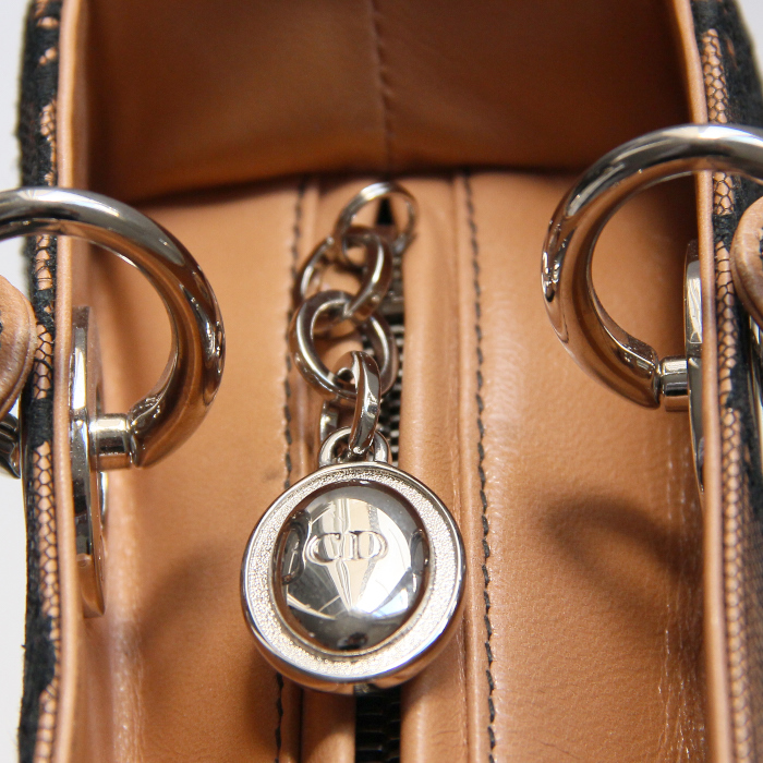 Christian Dior Lady Dior moyen modèle en cuir beige et dentelle noire - Detail D4