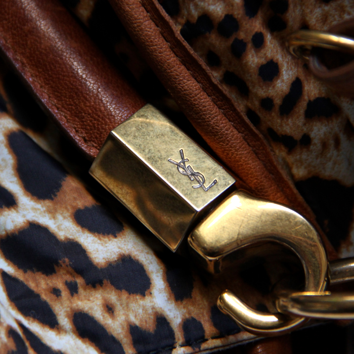Yves Saint-Laurent Roady en cuero marron - Detail D4