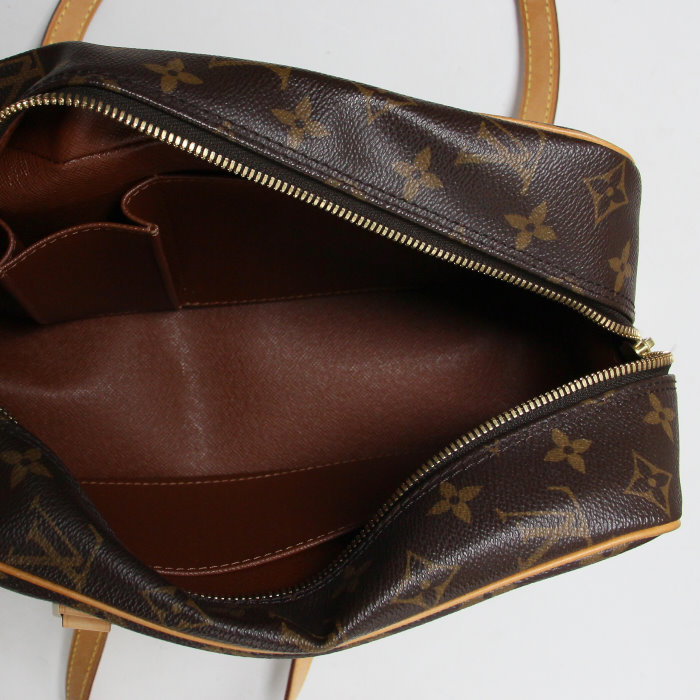 Louis Vuitton Cite moyen modèle en toile monogram et cuir naturel - Detail D2