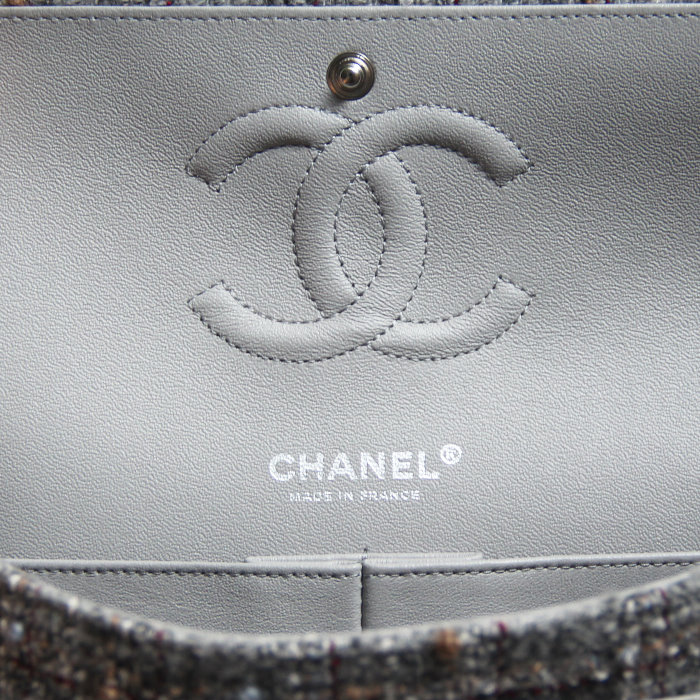 Chanel Timeless en tweed matelassé gris - Detail D4