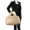 Chanel Coco Cocoon in gilt quilted leather - Detail D1 thumbnail