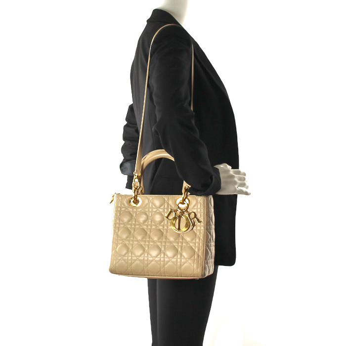 Christian Dior Lady Dior moyen modèle en cuir cannage beige - Detail D1