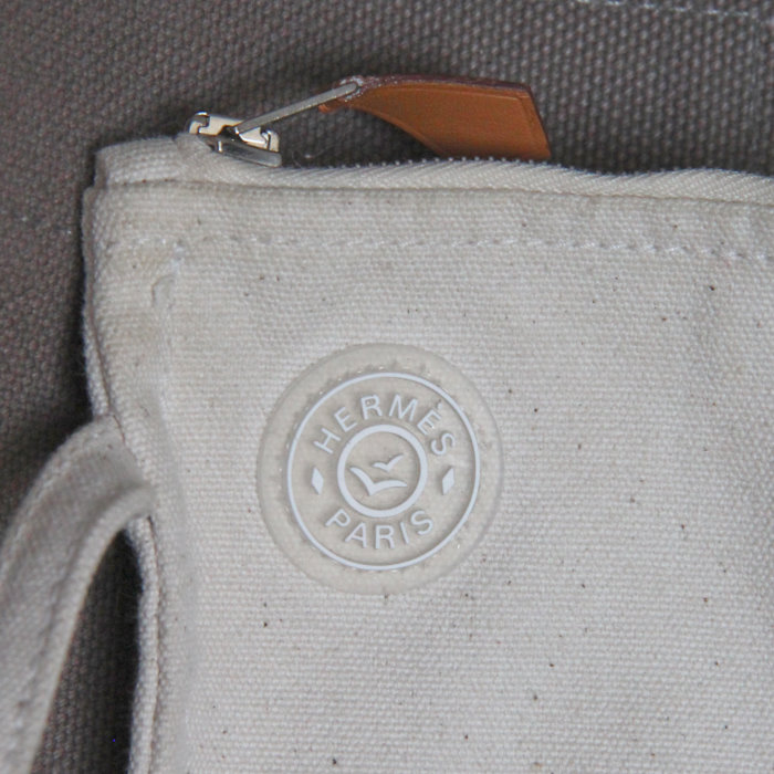 Hermes Toto Bag - Shop Bag shopping bag in etoupe and grey canvas - Detail D4