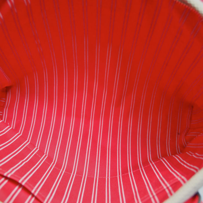 Louis Vuitton Antigua en toile beige et rouge - Detail D2