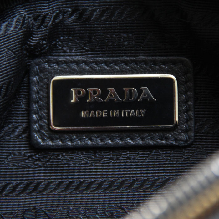 Prada en cuir noir et noeud rose  - Detail D3