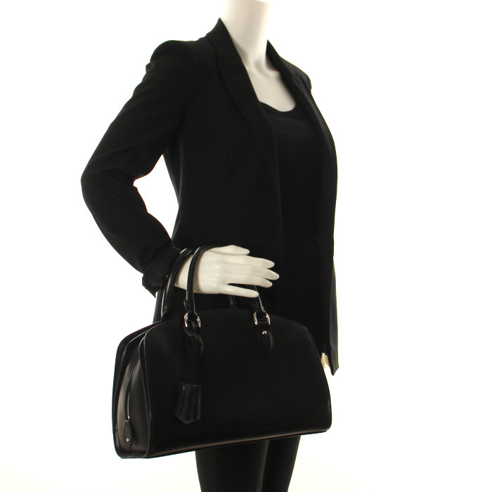 Louis Vuitton Pont Neuf large model Bag in black epi leather - Detail D1