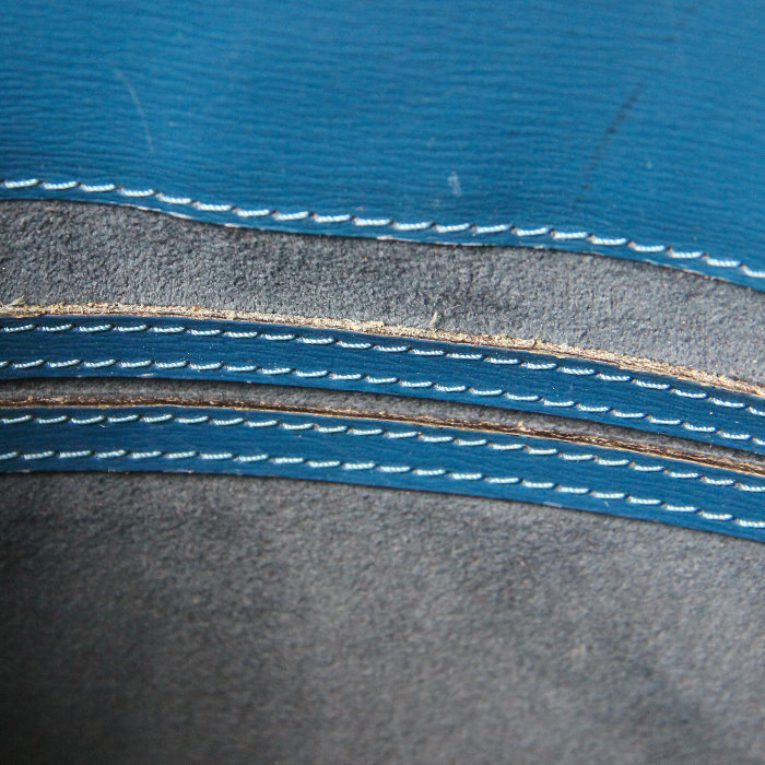 Louis Vuitton shoulder bag in blue epi leather - Detail D3