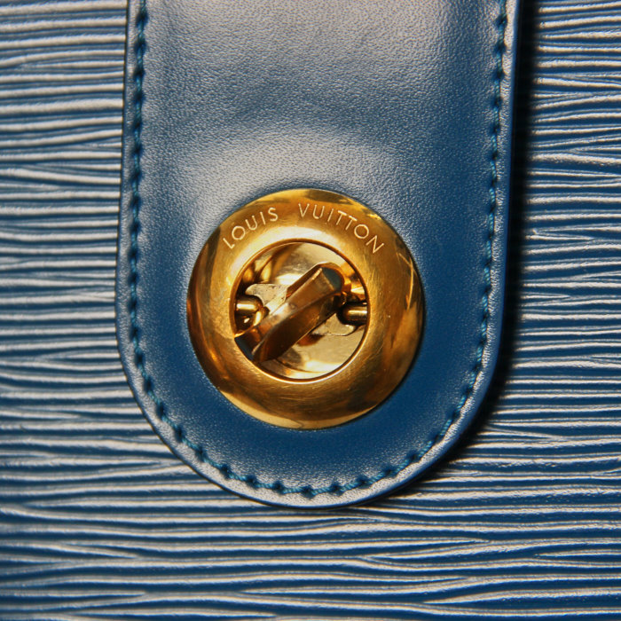 Louis Vuitton shoulder bag in blue epi leather - Detail D4