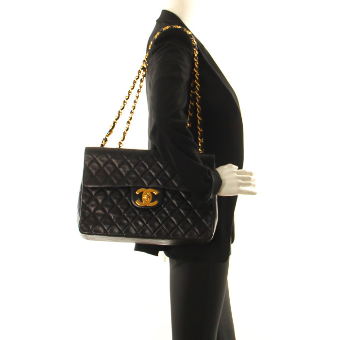 Chanel Timeless Maxi Jumbo Bag in black quilted leather - Detail D1
