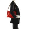 Borsa a spalla Louis Vuitton Thompson Street Bag in pelle verniciata monogram rossa - Detail D1 thumbnail