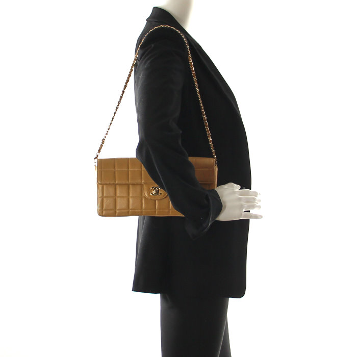 Chanel East West Bag in beige quilted leather - Detail D1