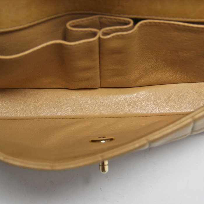 Chanel East West Bag in beige quilted leather - Detail D2