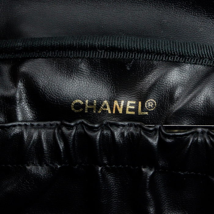 Chanel Vanity en cuero granulado negro - Detail D3