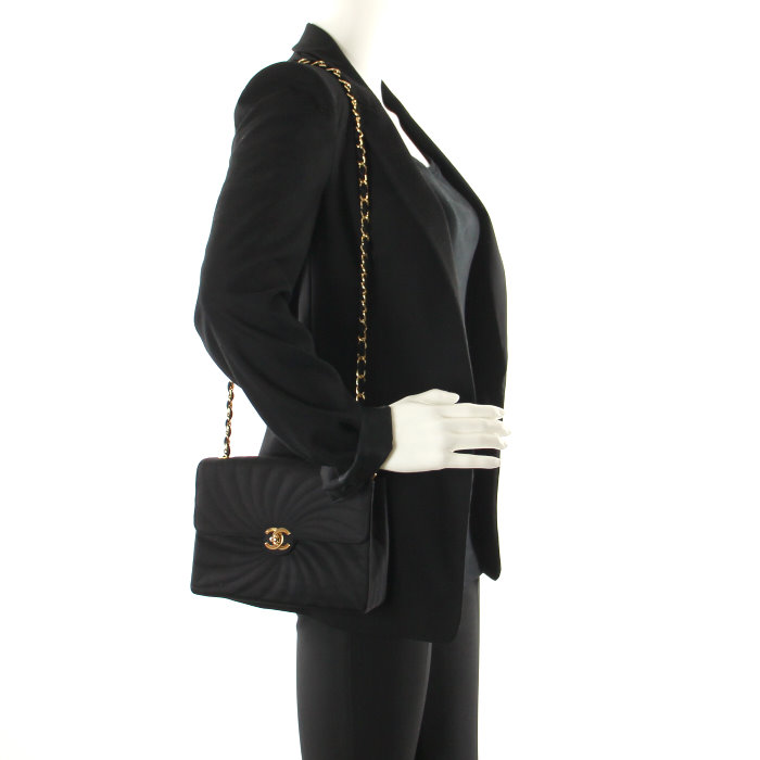 Chanel handbag in black quilted satin canvas with spiral pattern - Detail D1