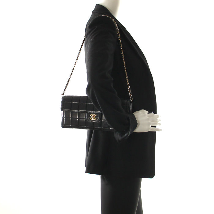 Chanel East West handbag in black quilted leather - Detail D1