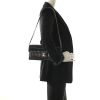 Chanel bolso de mano East West en cuero acolchado negro - Detail D1 thumbnail