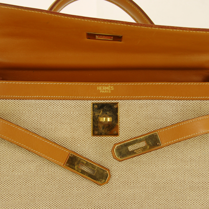 Bolso de mano Kelly 32 cm en cuero Chamonix color oro - Detail D4