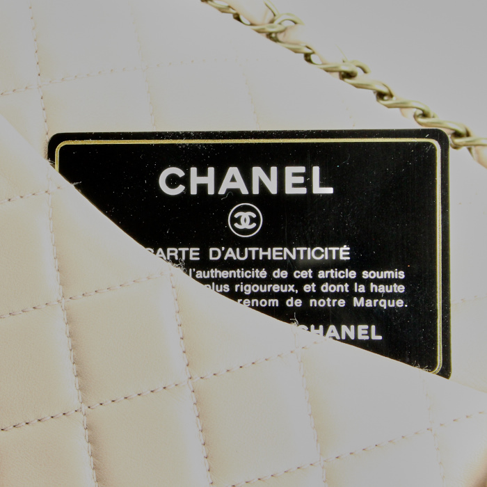 Chanel Timeless handbag in purple quilted leather - Detail D4