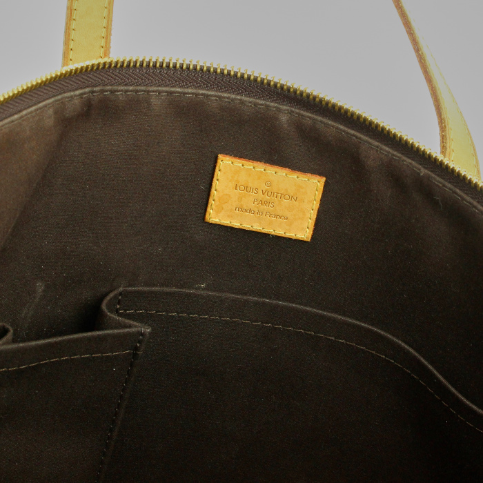 Louis Vuitton Bellevue handbag in purple monogram patent leather and natural leather - Detail D3